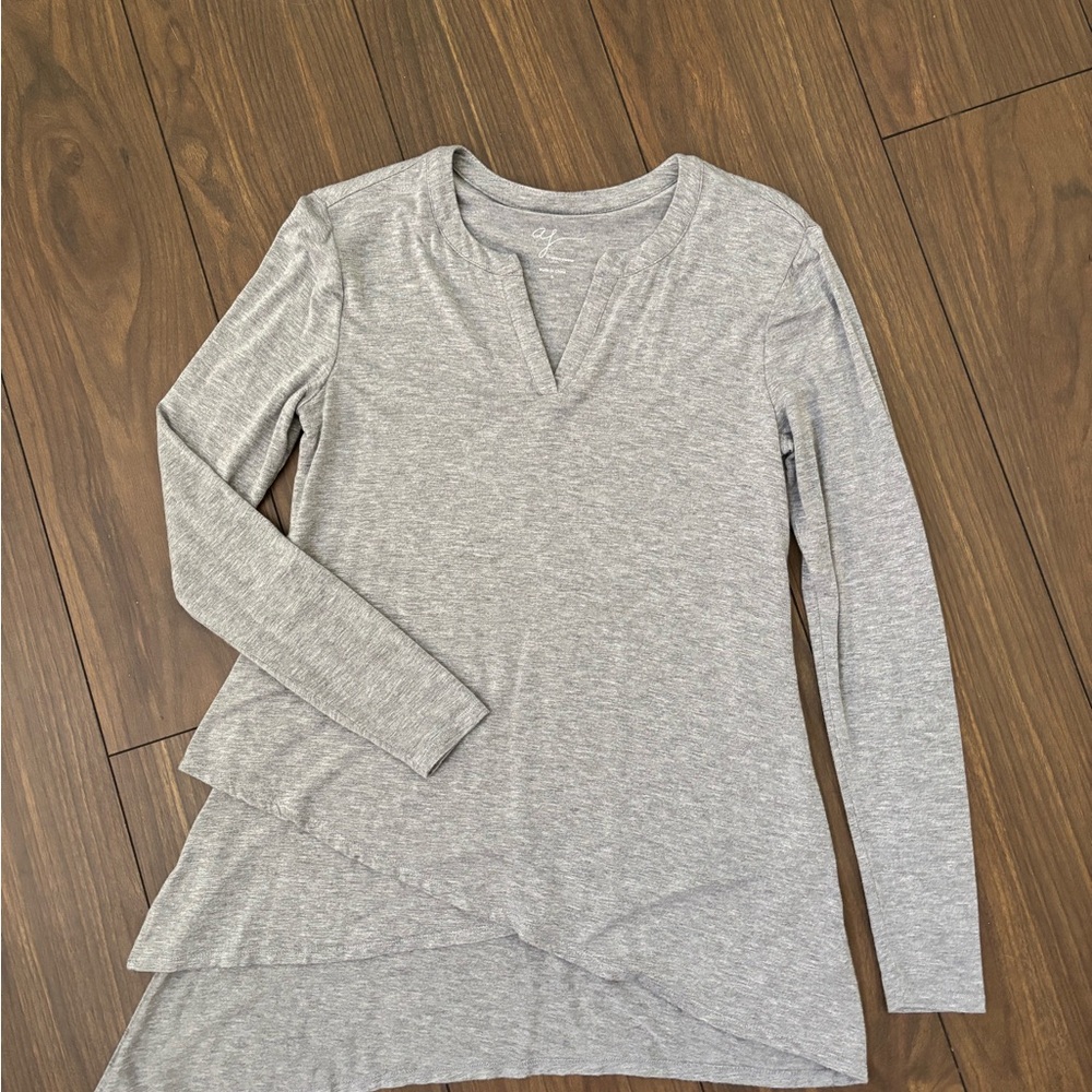 Andrea Jovine Heather Gray Long-Sleeve Split V-Neck Top